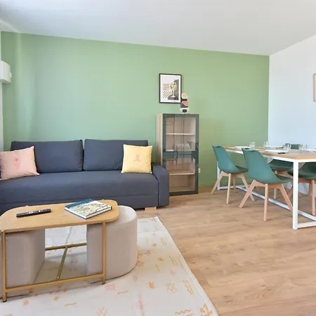 Apartment Centre *
